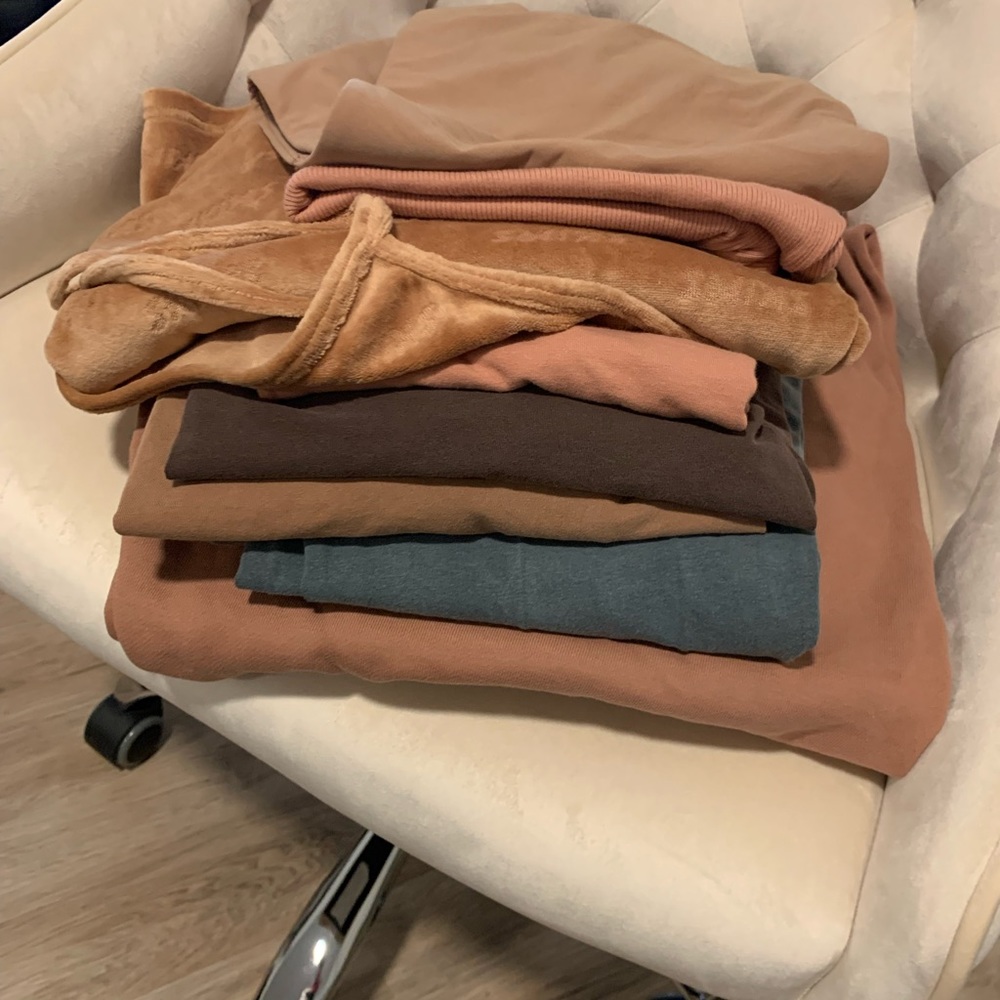 SKIMS ESSENTIALS BUNDLE- 8 ITEMS ALL LUXURIOUS FABRIC AND SEXY!!!
